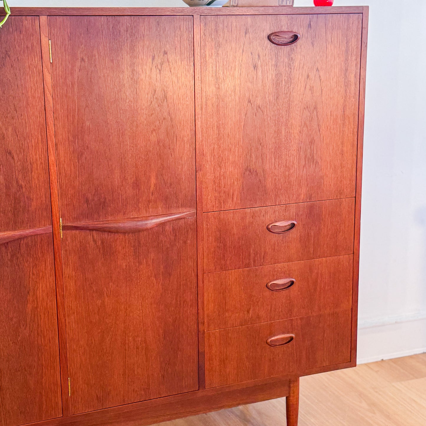 Vintage mid century 1960s Chiswell bar cabinet / storage unit
