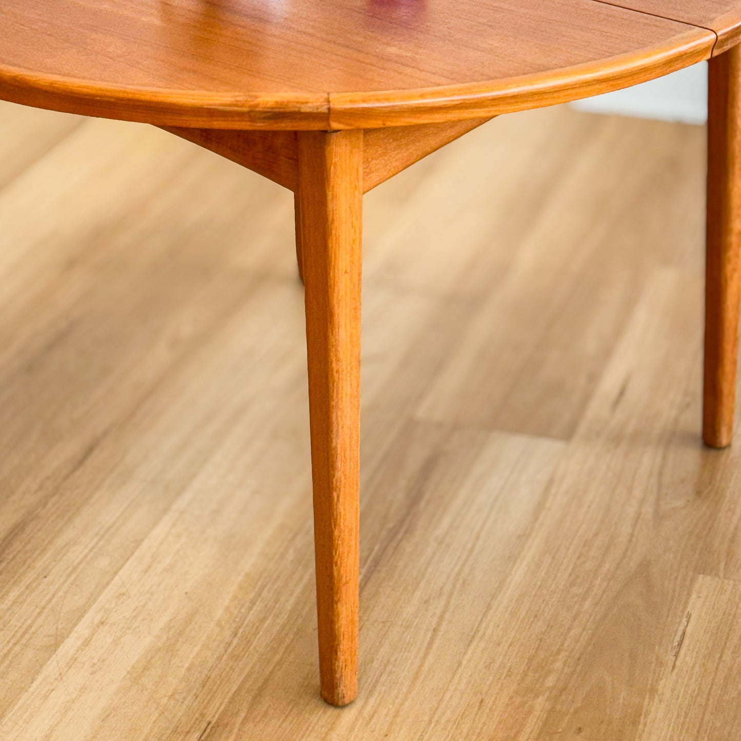 Wrightbilt round extension dining table