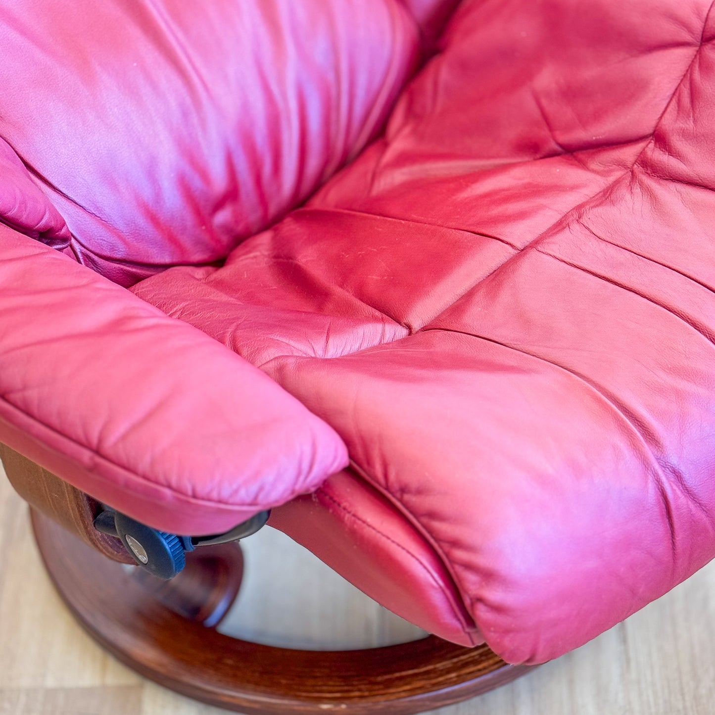 Ekorness Stressless Red Leather Recliner