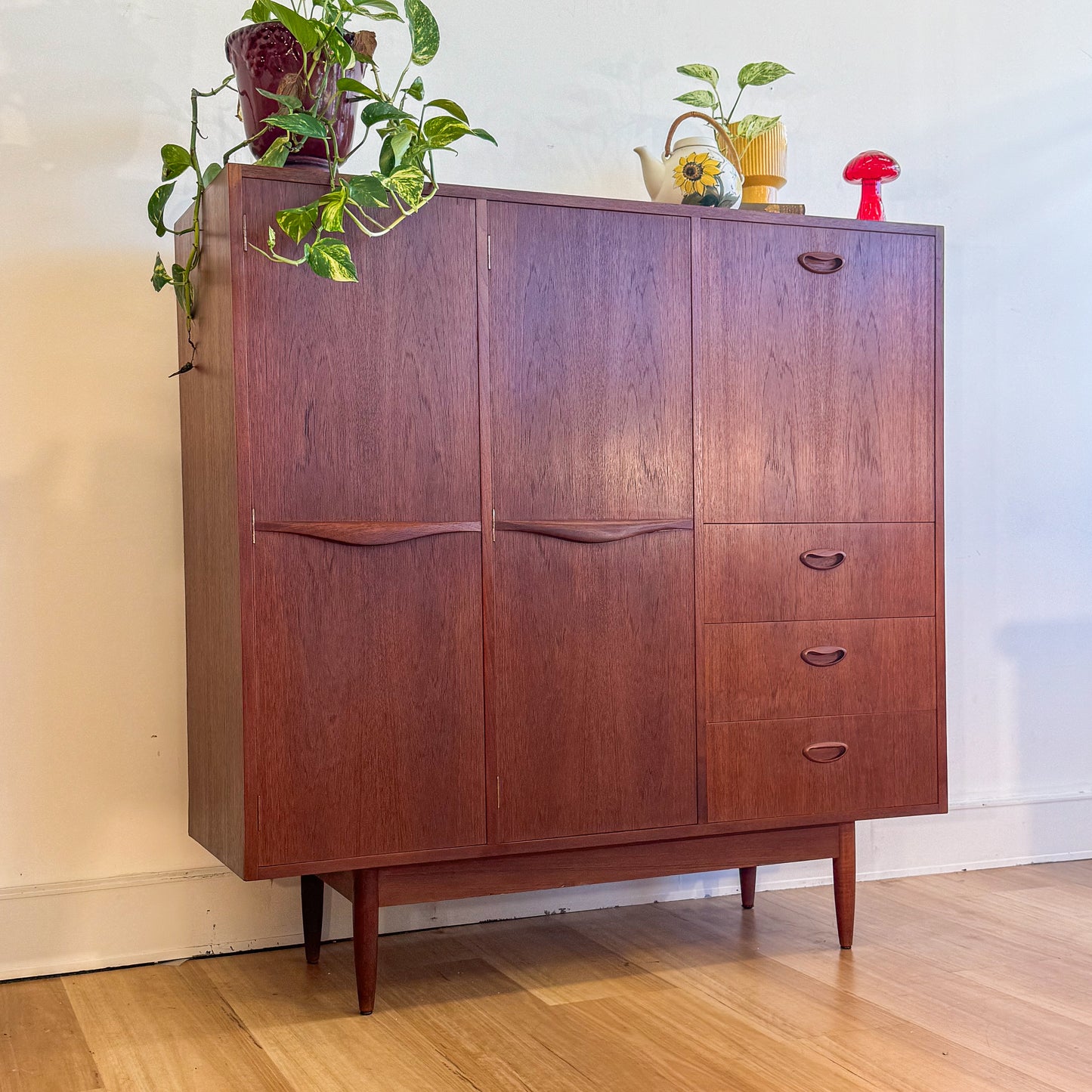 Vintage mid century 1960s Chiswell bar cabinet / storage unit