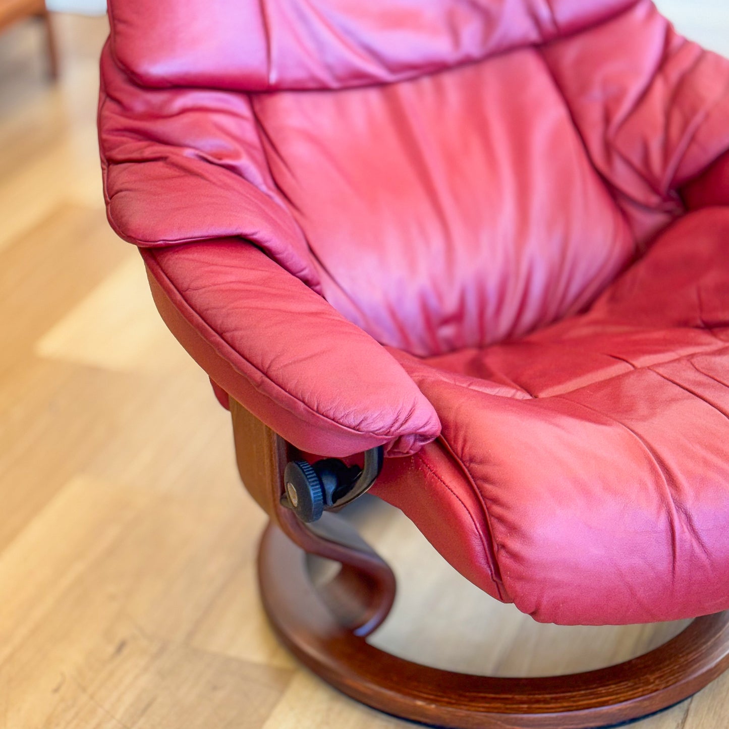 Ekorness Stressless Red Leather Recliner