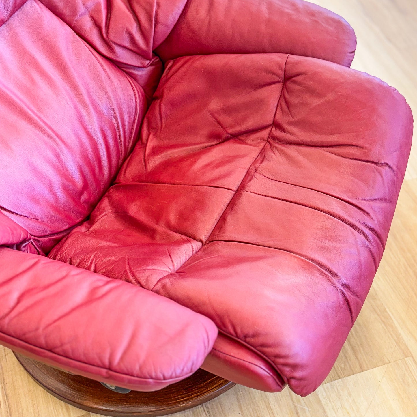 Ekorness Stressless Red Leather Recliner