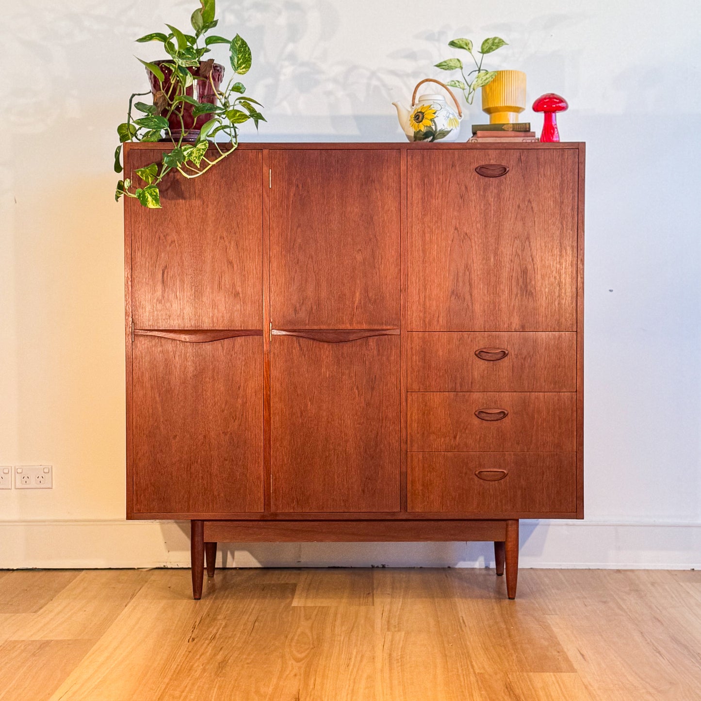 Vintage mid century 1960s Chiswell bar cabinet / storage unit