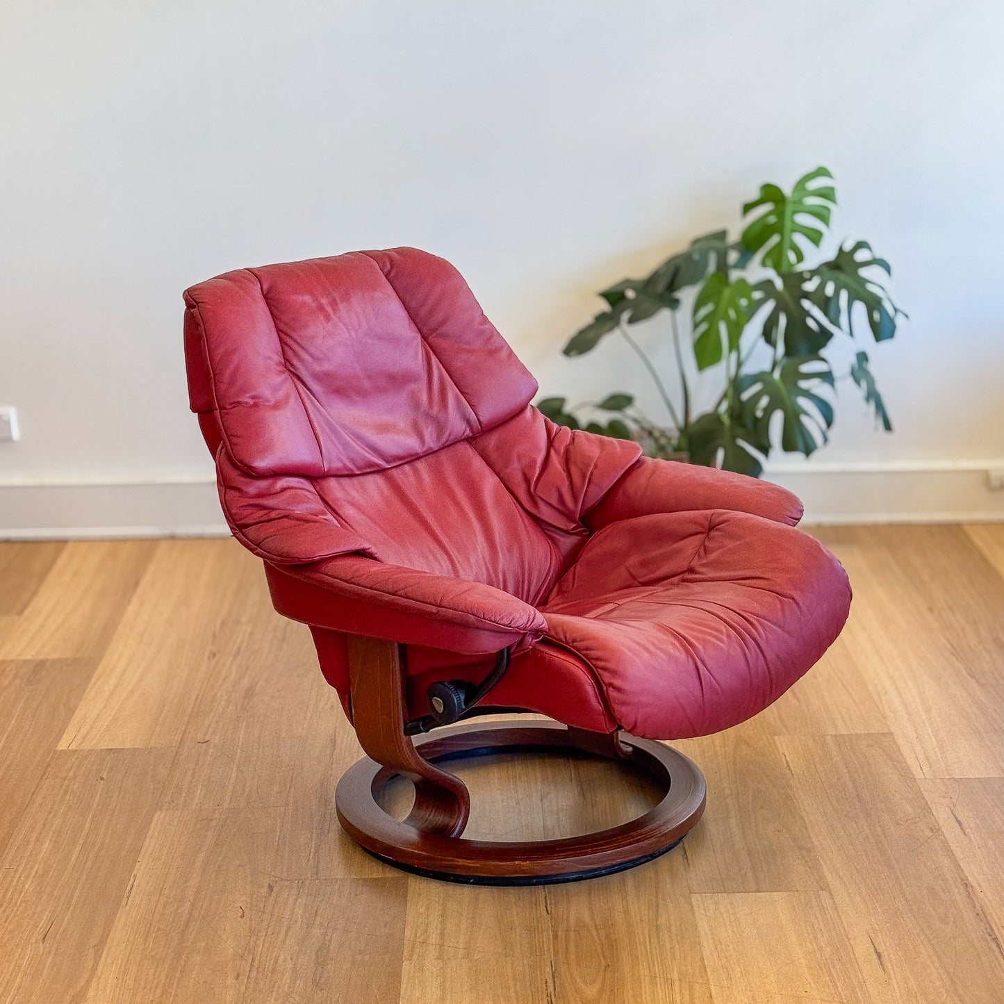 Ekorness Stressless Red Leather Recliner