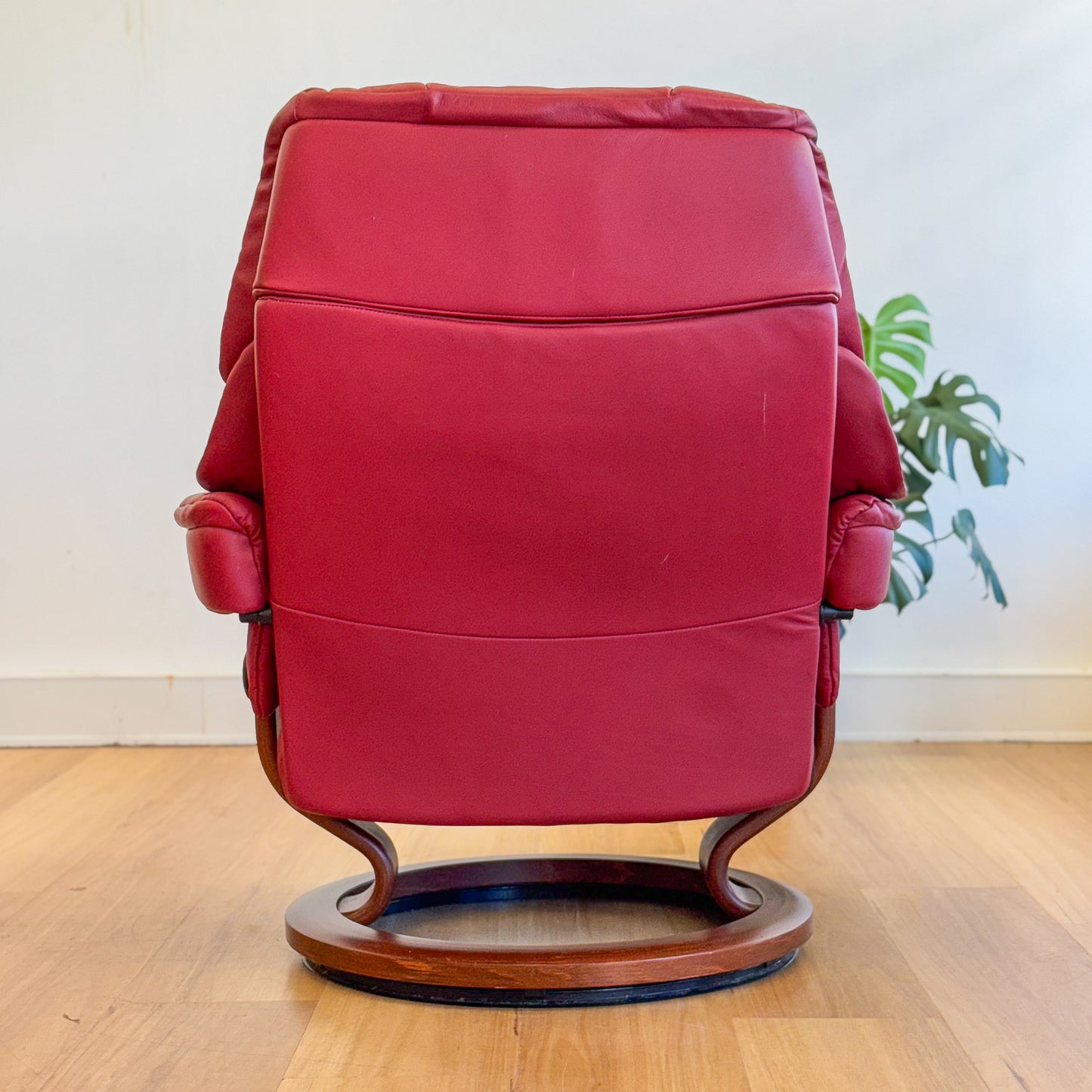 Ekorness Stressless Red Leather Recliner