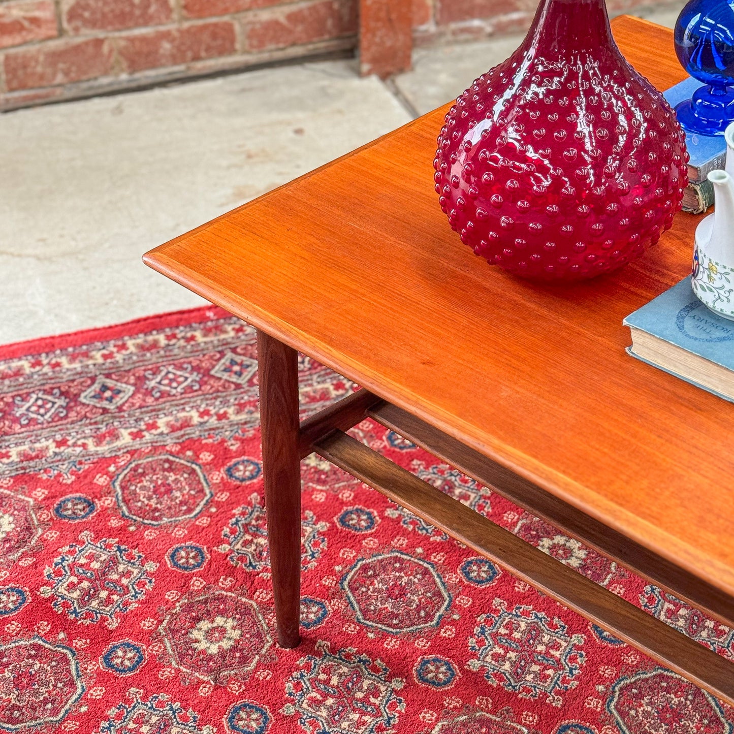 Parker coffee table with magazine shelf