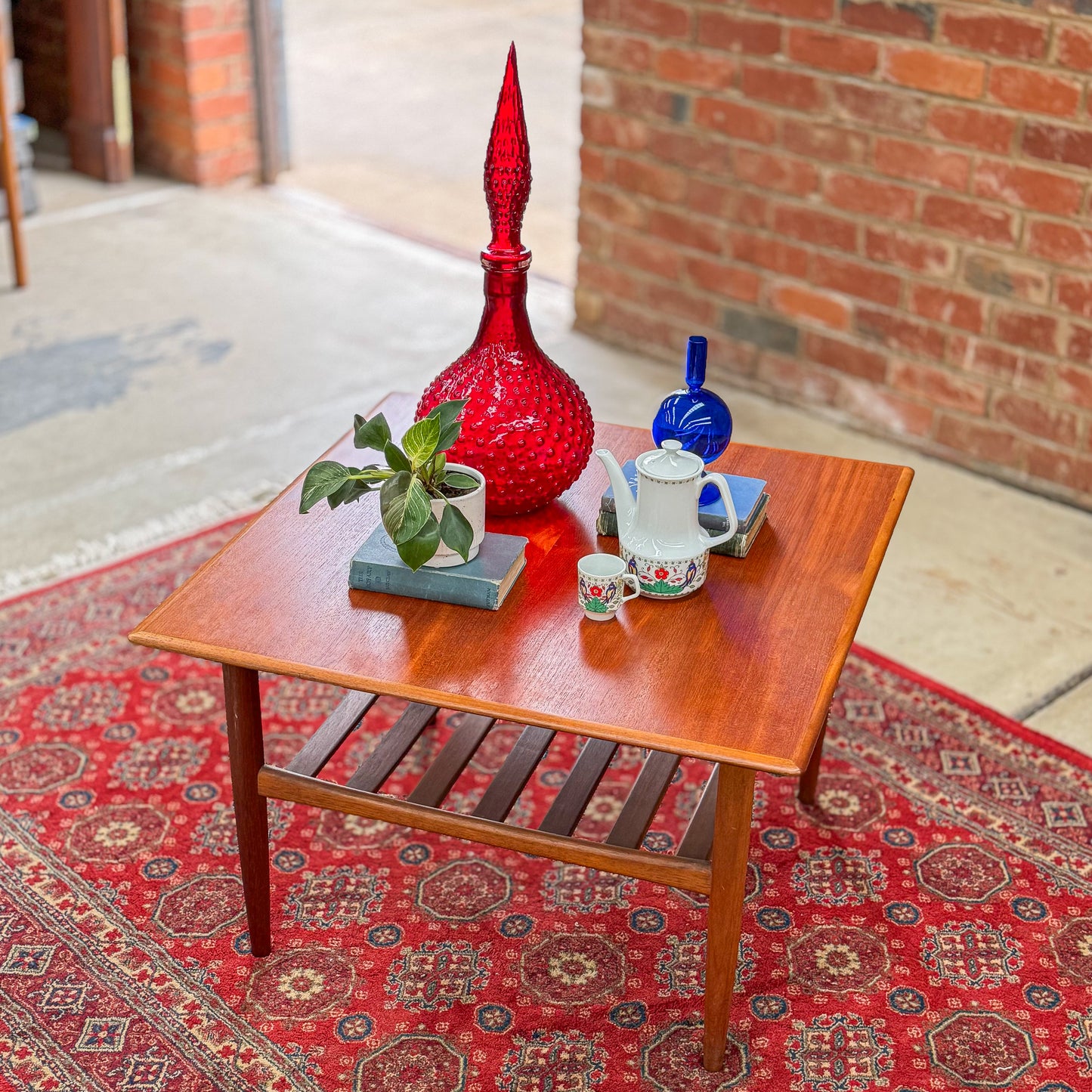 Parker coffee table with magazine shelf