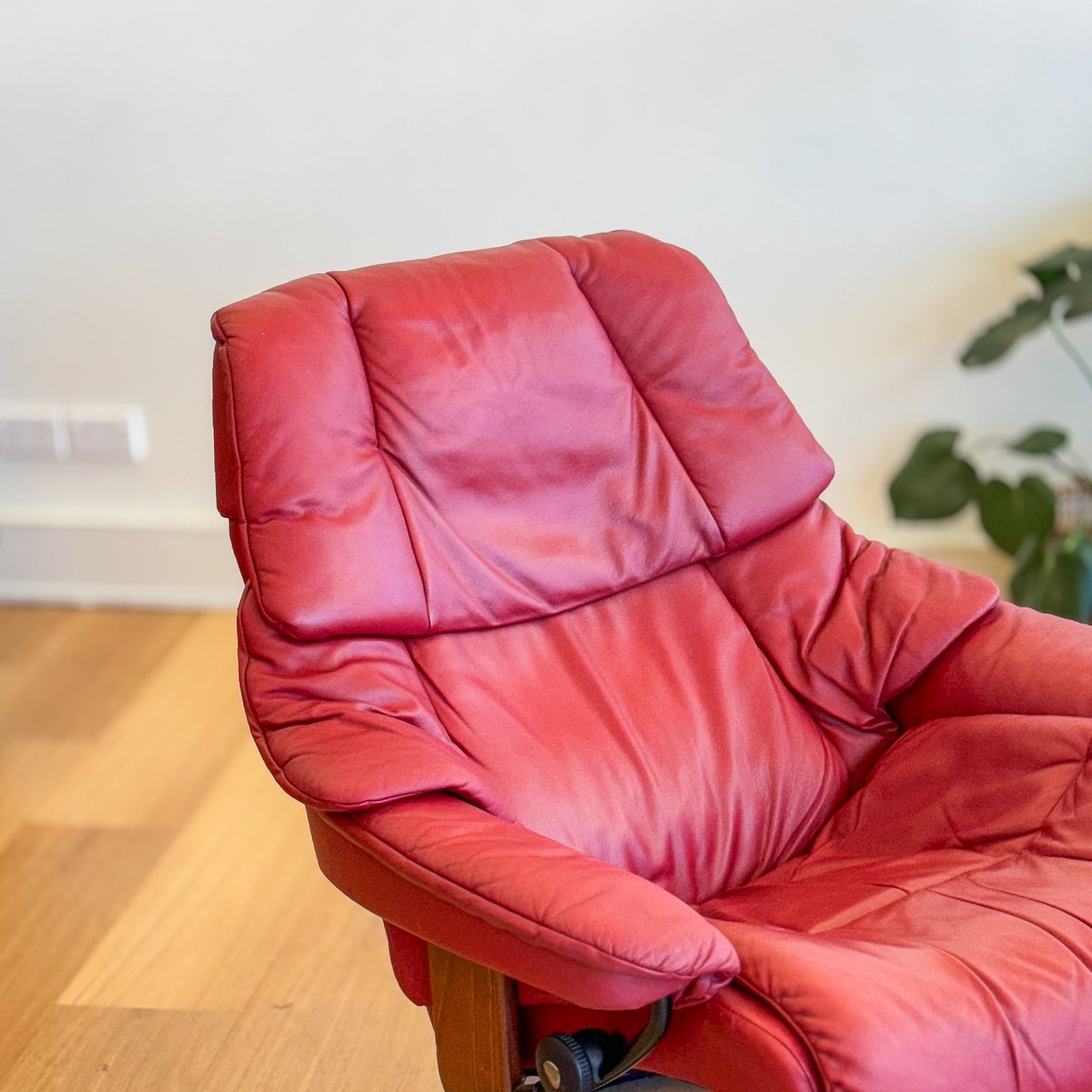 Ekorness Stressless Red Leather Recliner