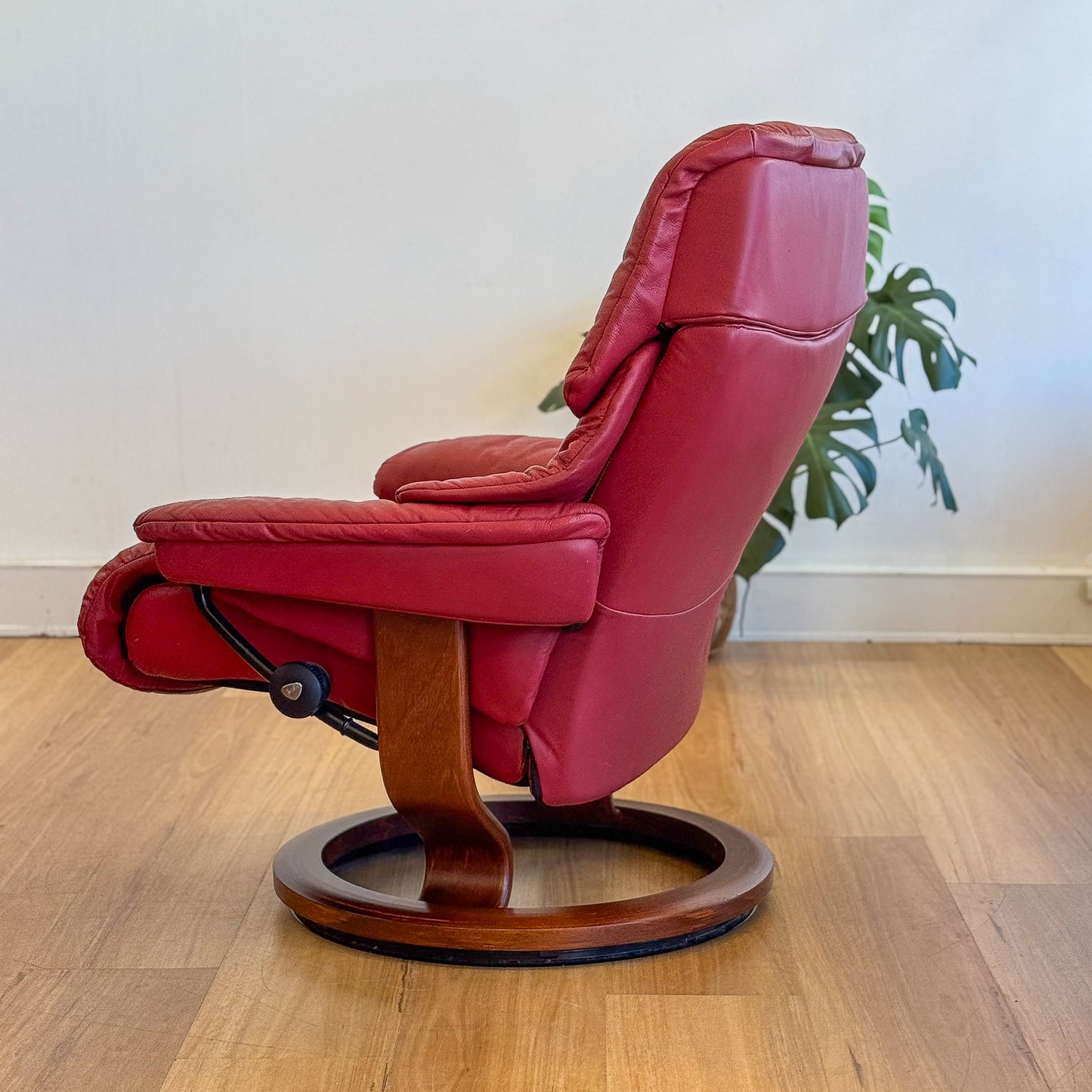 Ekorness Stressless Red Leather Recliner