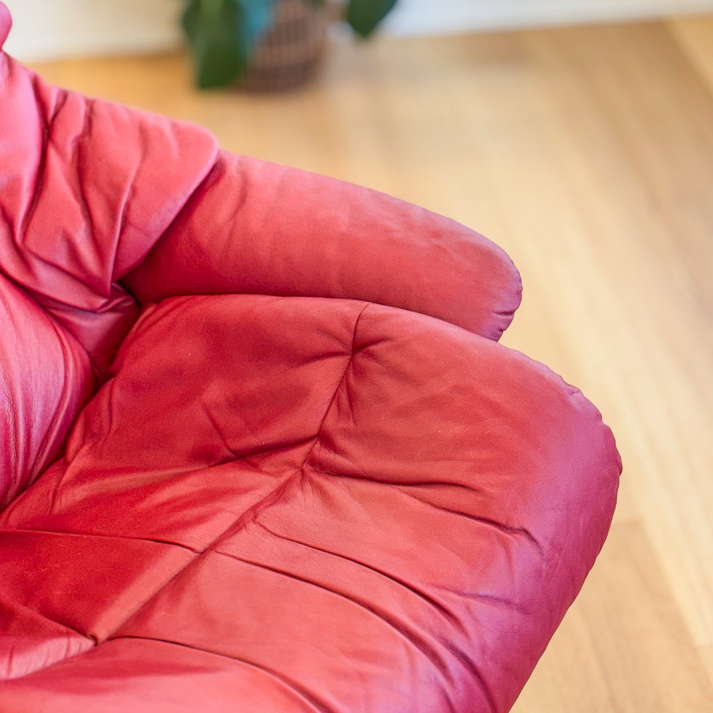 Ekorness Stressless Red Leather Recliner