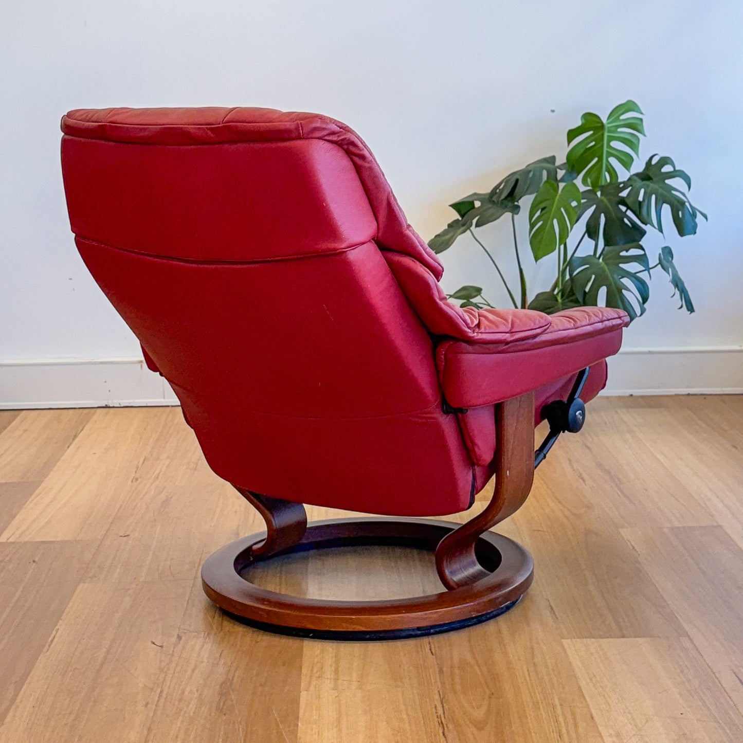 Ekorness Stressless Red Leather Recliner