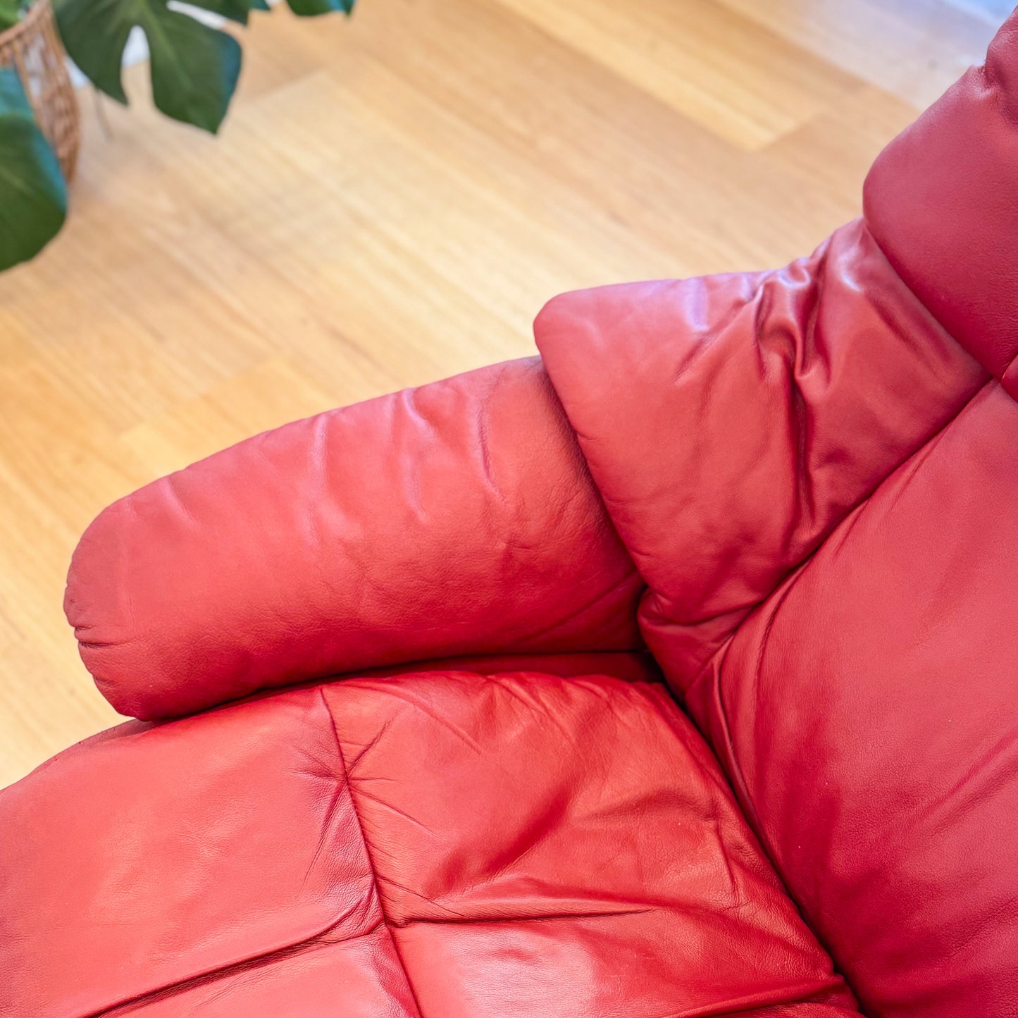 Ekorness Stressless Red Leather Recliner