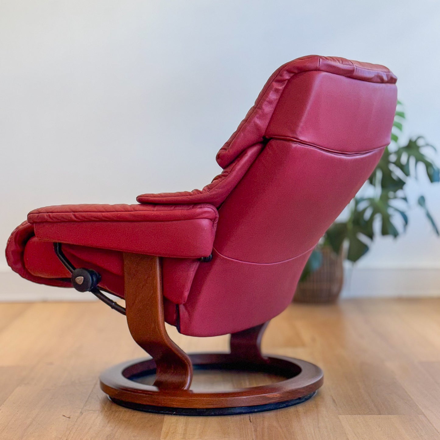 Ekorness Stressless Red Leather Recliner