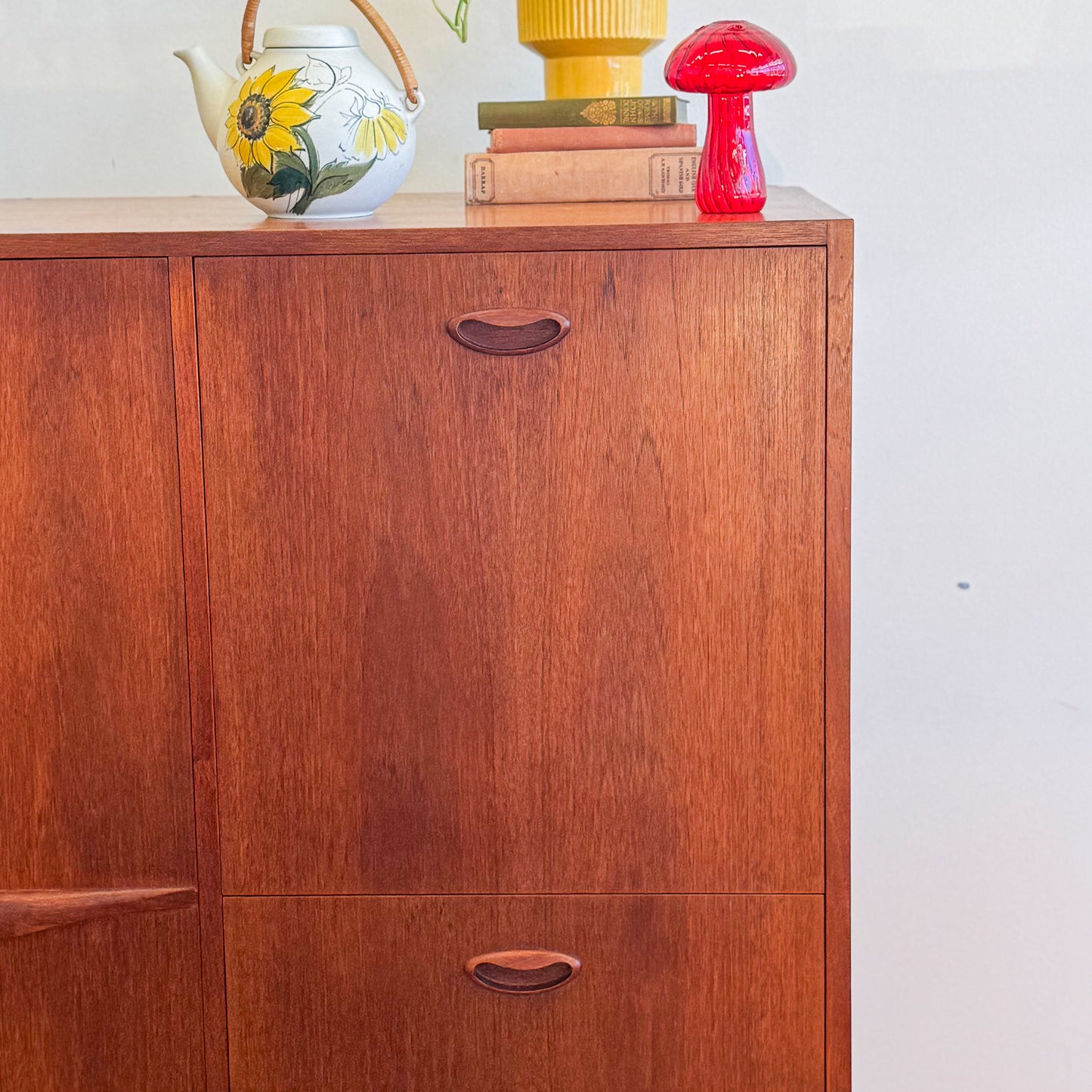 Vintage mid century 1960s Chiswell bar cabinet / storage unit