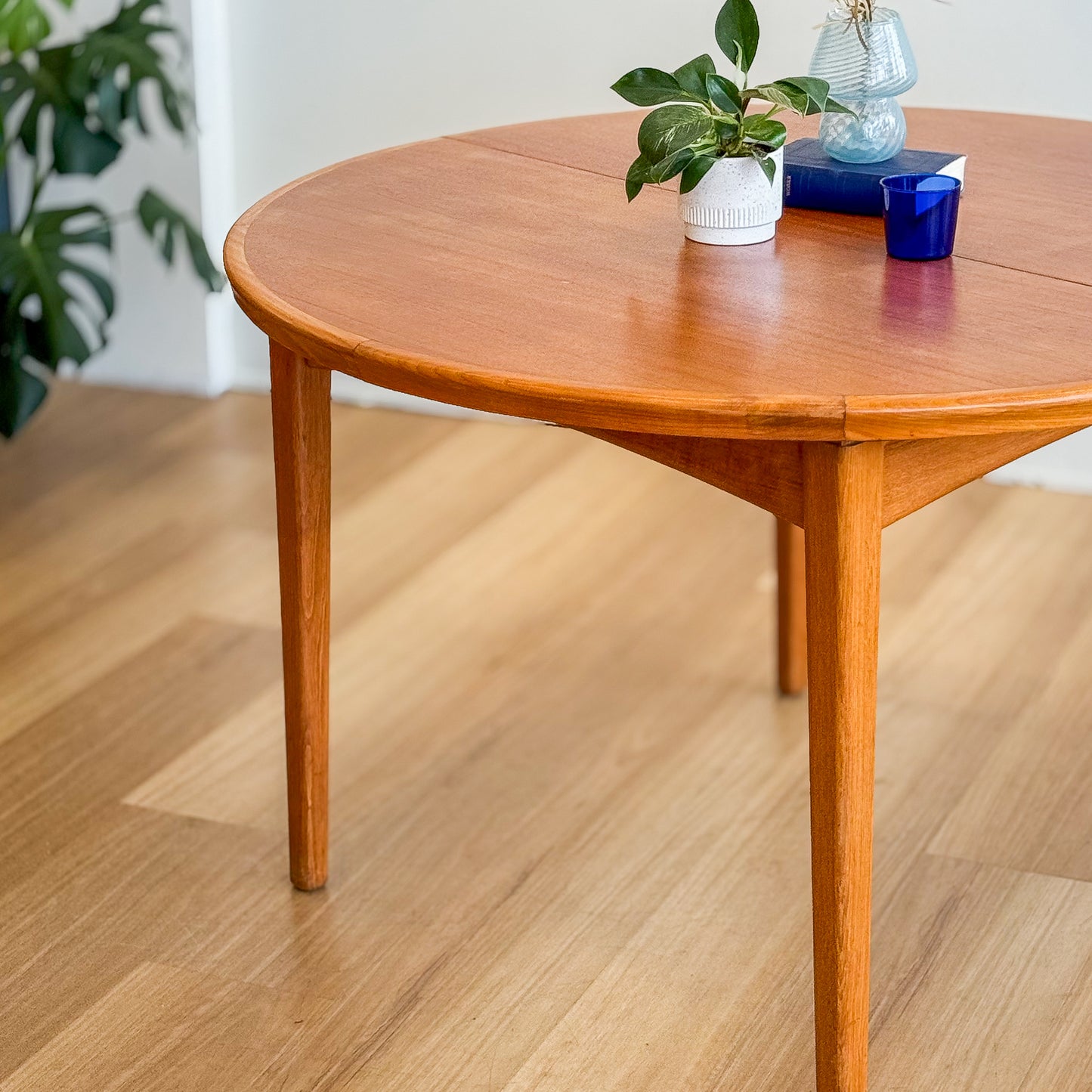 Wrightbilt round extension dining table