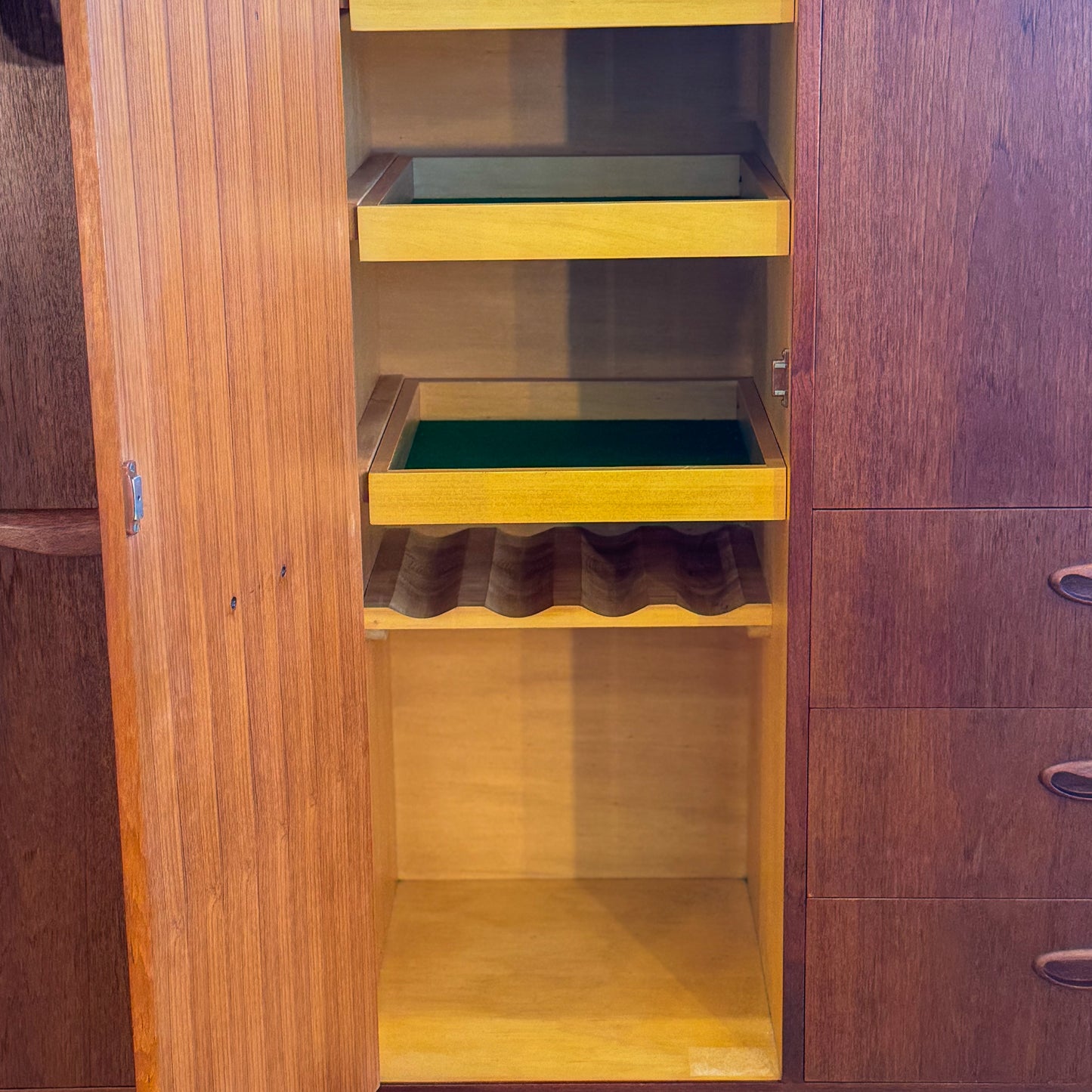 Vintage mid century 1960s Chiswell bar cabinet / storage unit