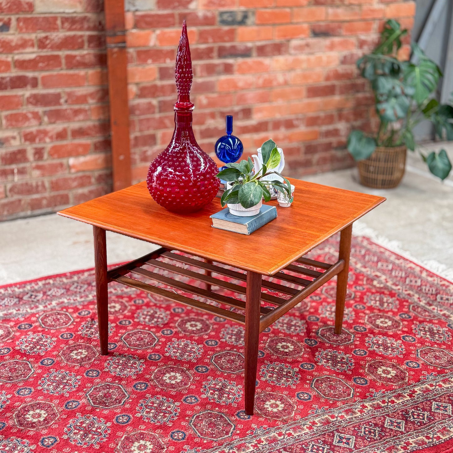 Parker coffee table with magazine shelf