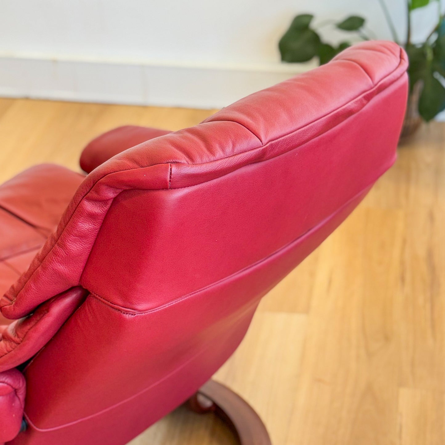Ekorness Stressless Red Leather Recliner