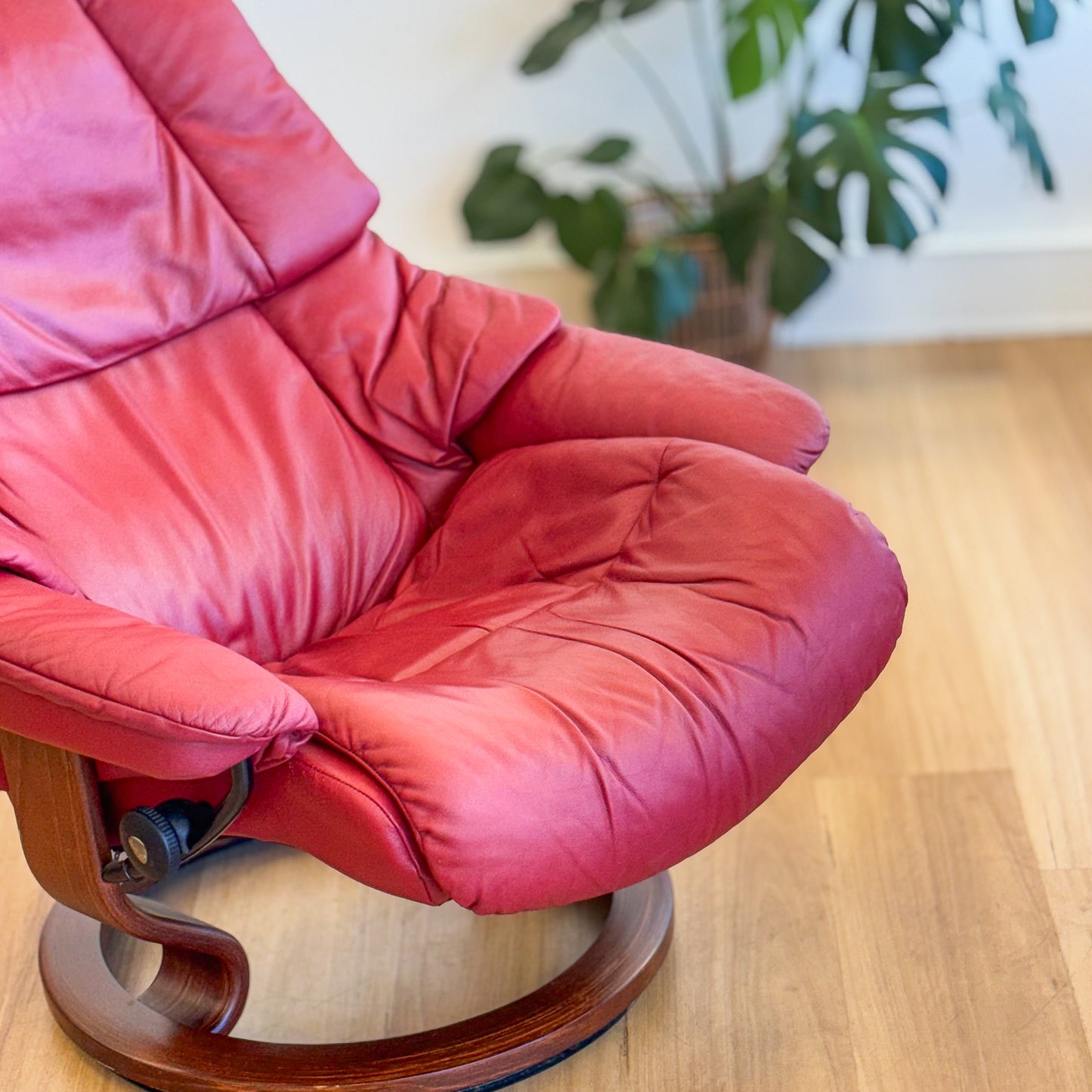 Ekorness Stressless Red Leather Recliner