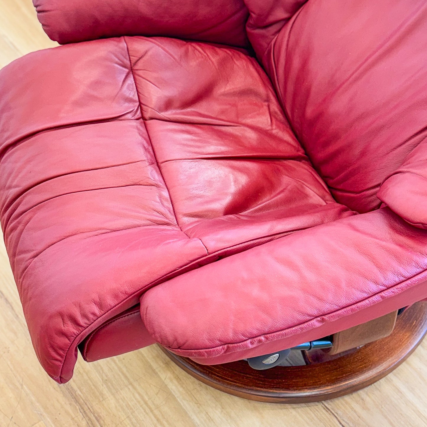 Ekorness Stressless Red Leather Recliner