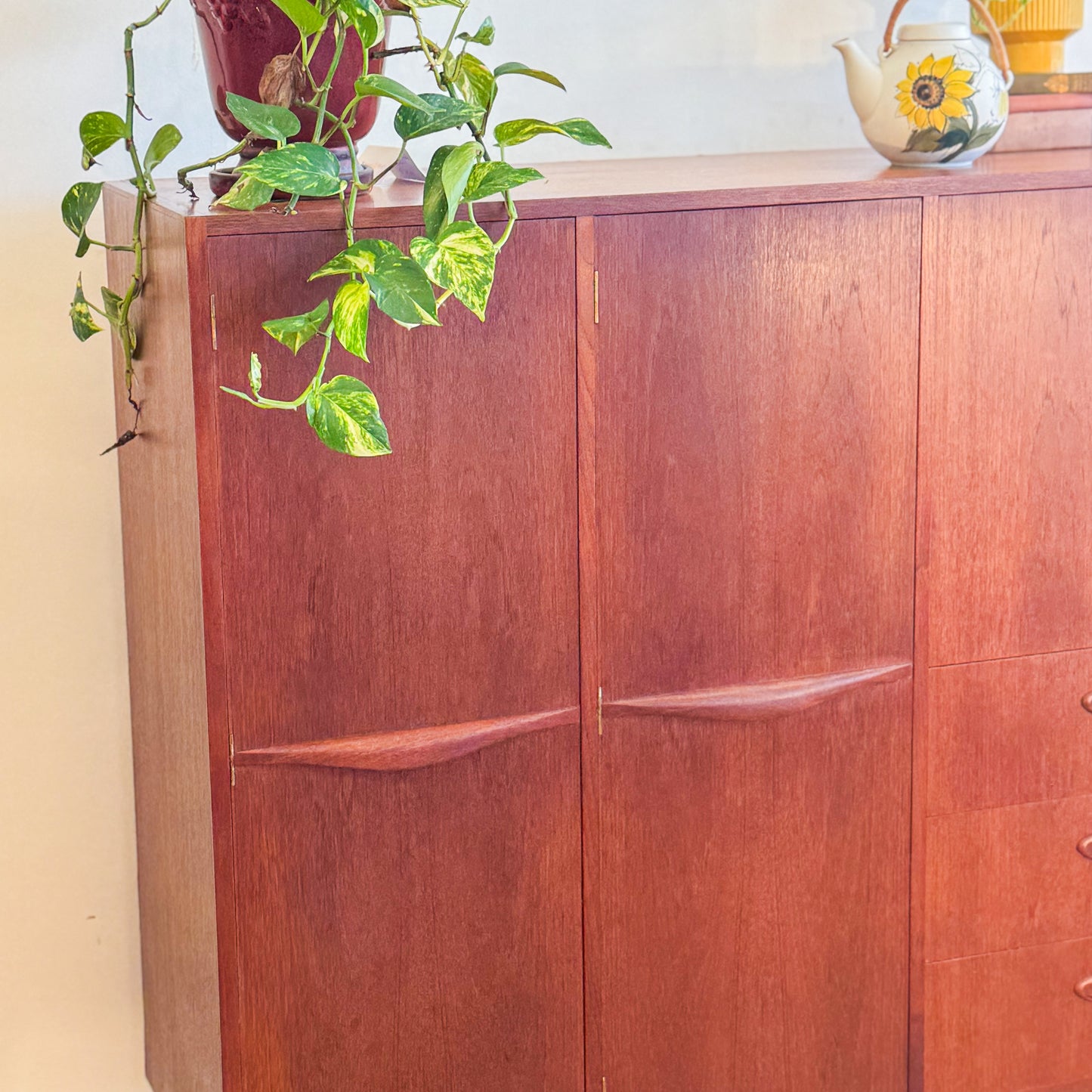 Vintage mid century 1960s Chiswell bar cabinet / storage unit