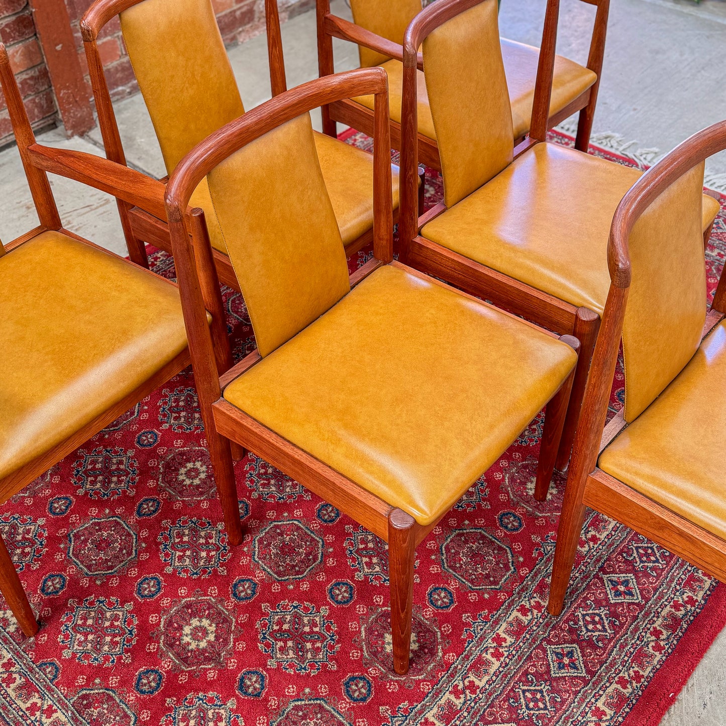 Set of 6 Parker t-back dining chairs including two carvers
