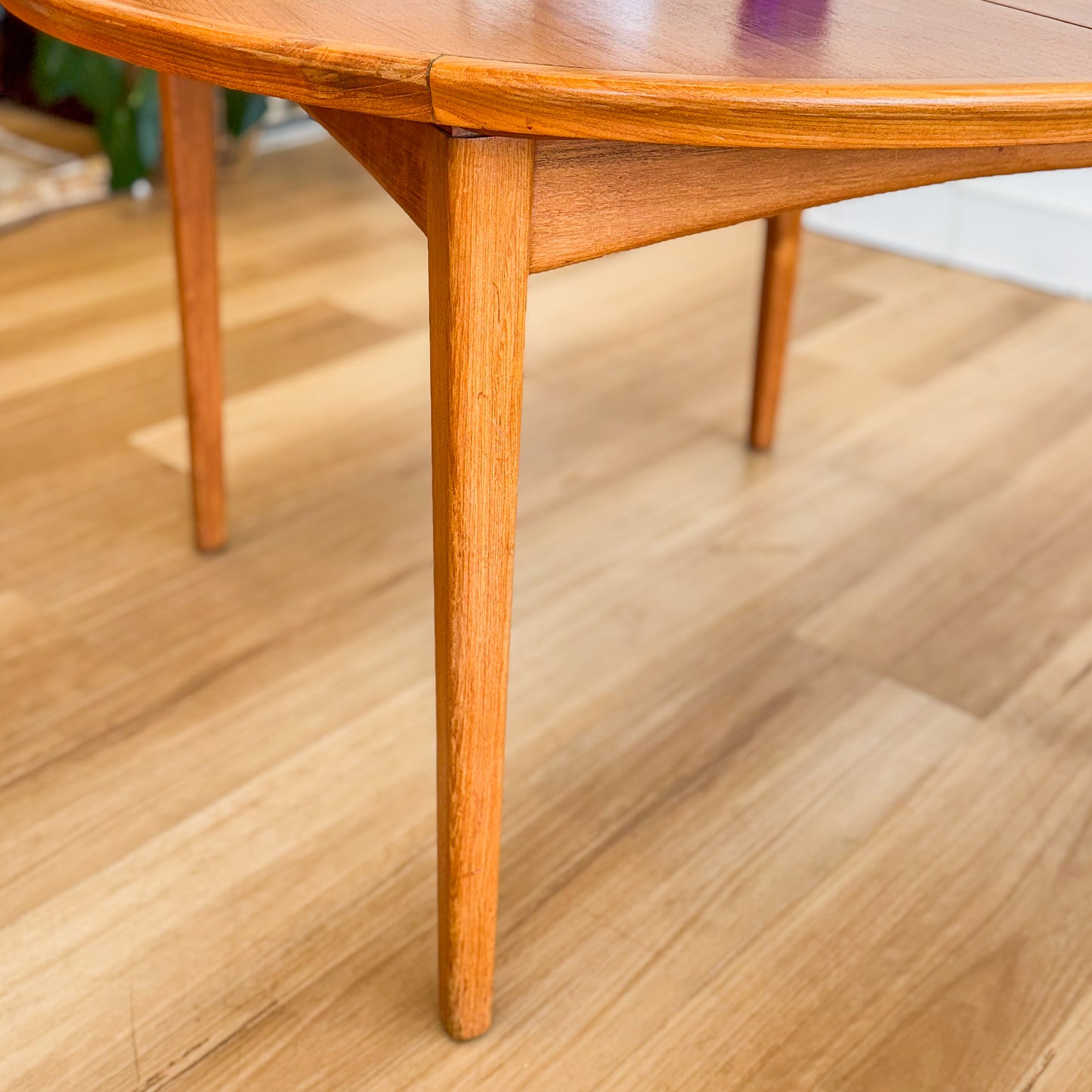 Wrightbilt round extension dining table
