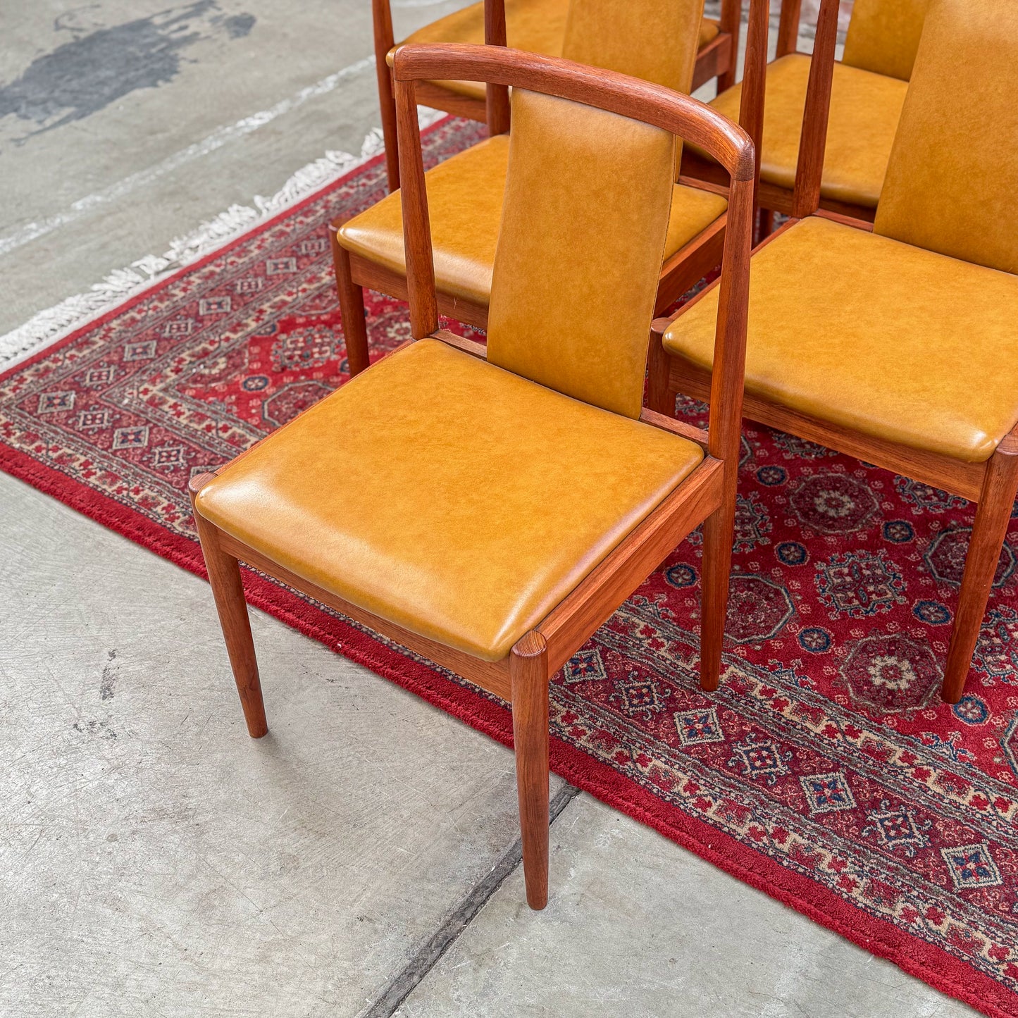 Set of 6 Parker t-back dining chairs including two carvers