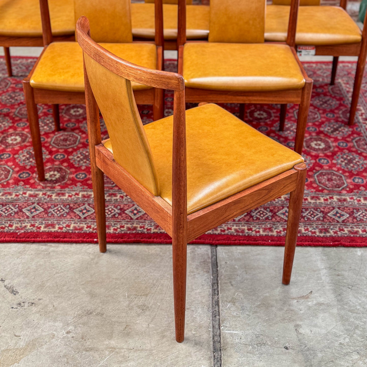 Set of 6 Parker t-back dining chairs including two carvers